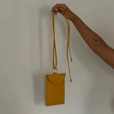 Pochette téléphone à anse Sling en cuir végan Jaune moutarde